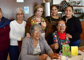 Foto: Rubén Morales // Las cumpleañeras recibieron regalos, felicitaciones y compartieron un rico pastel.