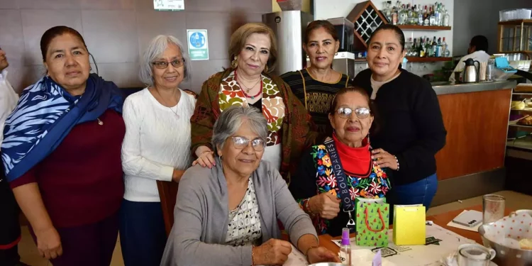 Foto: Rubén Morales // Las cumpleañeras recibieron regalos, felicitaciones y compartieron un rico pastel.