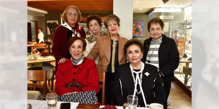 Fotos: Rubén Morales // Leonor Hurtado celebró su cumpleaños acompañada de sus grandes amigas, que le expresaron muy buenos deseos.