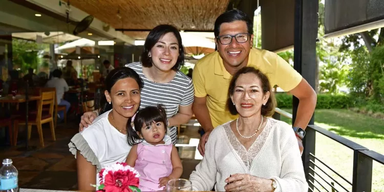 Fotos: Rubén Morales // María de Lourdes Hernández celebró su cumpleaños acompañada de Malú Cruz, Lucy Hernández, Luis Hernández y la pequeña Majo.