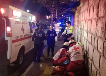 Paramédicos de la Cruz Roja estabilizaron al lesionado.
