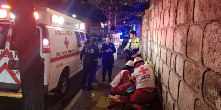 Paramédicos de la Cruz Roja estabilizaron al lesionado.