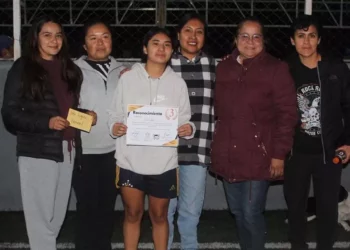 Premian a los tres primeros lugares de cada categoría y rama.
