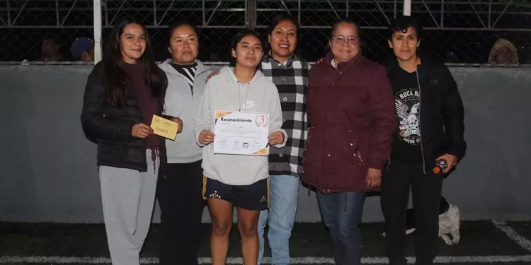 Premian a los tres primeros lugares de cada categoría y rama.