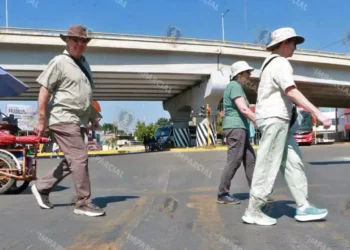 Foto: Adrián Gaytán // Paseantes, ciudadanos debieron, por enésima ocasión, caminar largas distancias para llegar a sus destinos.