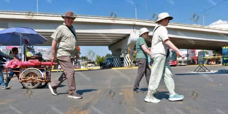 Foto: Adrián Gaytán // Paseantes, ciudadanos debieron, por enésima ocasión, caminar largas distancias para llegar a sus destinos.