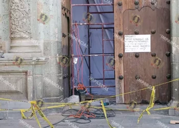 Foto: Jesús Santiago // En plena labor de remozamiento de las puertas laterales de Catedral.