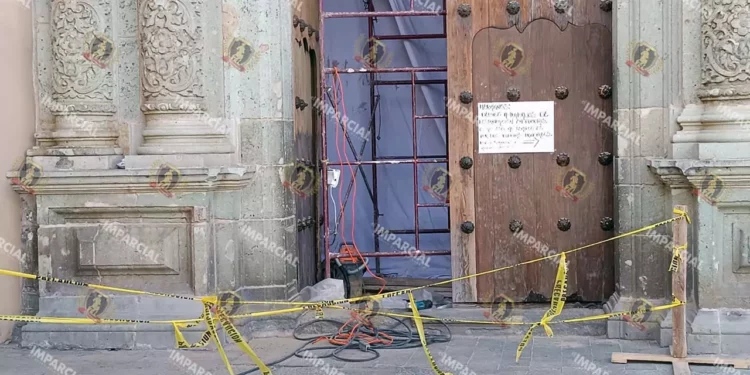 Foto: Jesús Santiago // En plena labor de remozamiento de las puertas laterales de Catedral.