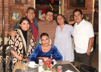 Fotos: Rubén Morales // Silvia Terán Morán celebró su cumpleaños acompañada de sus hijos Ezequiel, Shantal y Carlos.