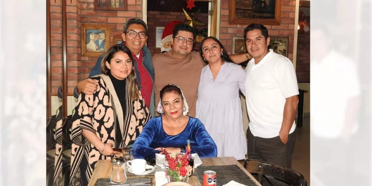 Fotos: Rubén Morales // Silvia Terán Morán celebró su cumpleaños acompañada de sus hijos Ezequiel, Shantal y Carlos.
