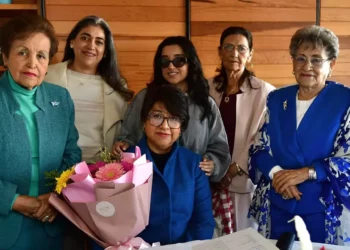 Fotos: Rubén Morales // Sus amigas cercanas le expresaron sus mejores deseos.