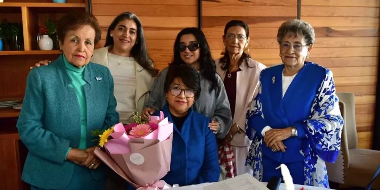 Fotos: Rubén Morales // Sus amigas cercanas le expresaron sus mejores deseos.
