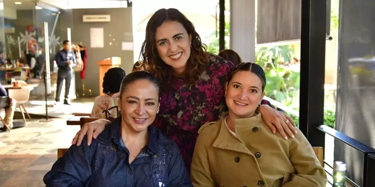 Un grupo de amigas se reunieron para celebrar el fin de año y compartir buenos deseos.