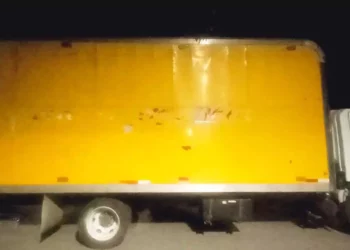 Vehículo marca Isuzu color blanco, con caja color amarillo.