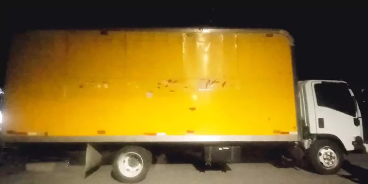 Vehículo marca Isuzu color blanco, con caja color amarillo.