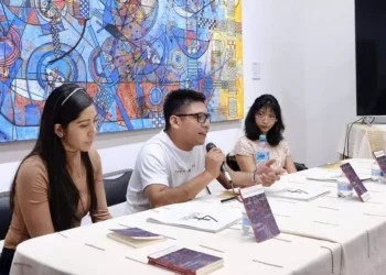 Ximena Velasco Madrid, Andrea Lorenzo Gómez y el autor dialogaron con el público sobre poesía, memoria y territorio.