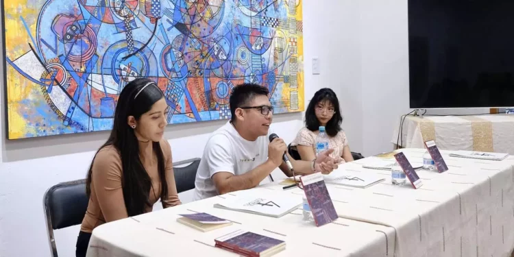 Ximena Velasco Madrid, Andrea Lorenzo Gómez y el autor dialogaron con el público sobre poesía, memoria y territorio.