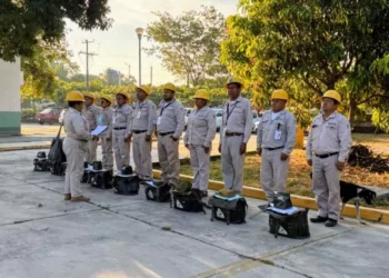 Foto: Gobierno de Oaxaca // El grupo de vectores se prepara para la nebulización de una colonia como medida preventiva contra el dengue.