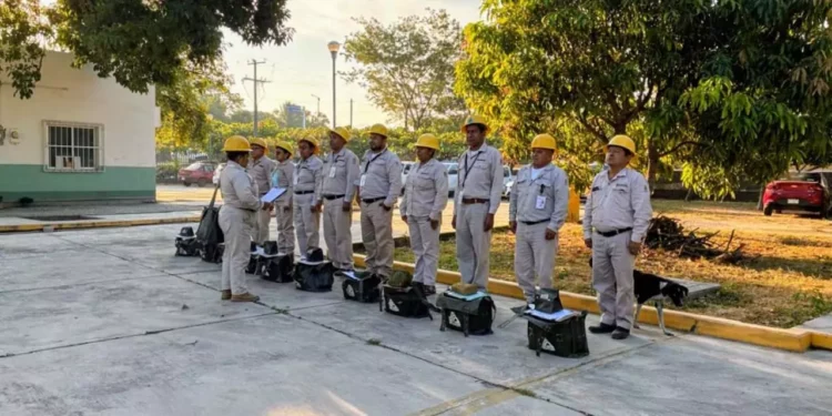 Foto: Gobierno de Oaxaca // El grupo de vectores se prepara para la nebulización de una colonia como medida preventiva contra el dengue.