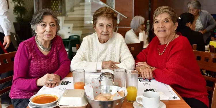 Foto: Rubén Morales // Un grupo de amigas se reunieron para compartir un agradable momento.