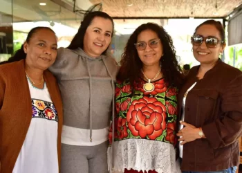 Fotos: Rubén Morales // Cada una de sus amigas, felicitó a Virgen Sol con mucho entusiasmo en esta fecha tan especial.