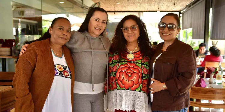 Fotos: Rubén Morales // Cada una de sus amigas, felicitó a Virgen Sol con mucho entusiasmo en esta fecha tan especial.