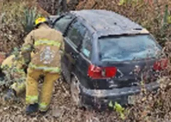 El auto abandonado es un Seat tipo Ibiza, color negro, con placas de circulación del Estado de México.
