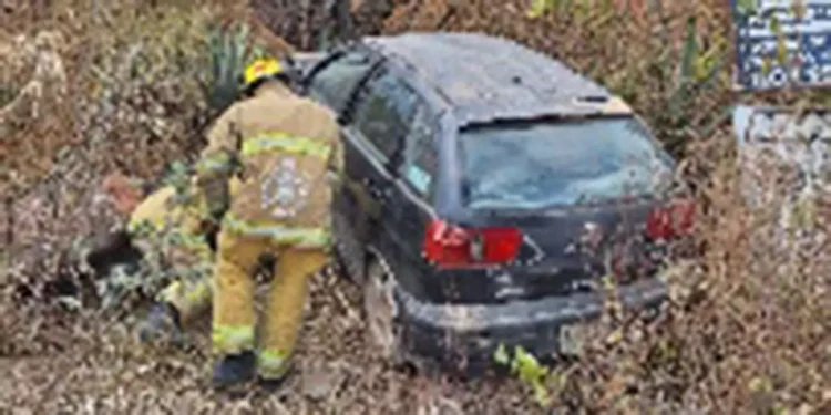 El auto abandonado es un Seat tipo Ibiza, color negro, con placas de circulación del Estado de México.