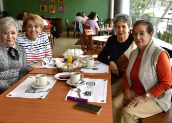 Foto: Rubén Morales // Liz Gutiérrez, Mayola Audifred, Victoria Eugenia Torres y Conchita Salinas durante su desayuno.