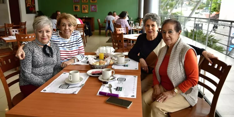 Foto: Rubén Morales // Liz Gutiérrez, Mayola Audifred, Victoria Eugenia Torres y Conchita Salinas durante su desayuno.