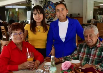 Fotos: Rubén Morales // Lupita Ramírez junto a su esposo Isidro Pintor, su hija Liz Ramírez y su nieta Frida Orozco.