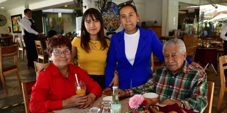 Fotos: Rubén Morales // Lupita Ramírez junto a su esposo Isidro Pintor, su hija Liz Ramírez y su nieta Frida Orozco.