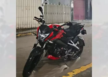 Se trata de una motocicleta marca Pulsar NS160, color rojo.