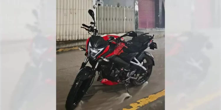 Se trata de una motocicleta marca Pulsar NS160, color rojo.