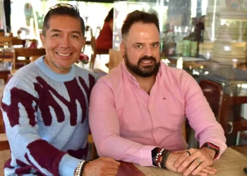 Foto: Rubén Morales // Sergio Alipi escuchó las felicitaciones de su gran amigo, quien le expresó sus mejores deseos.