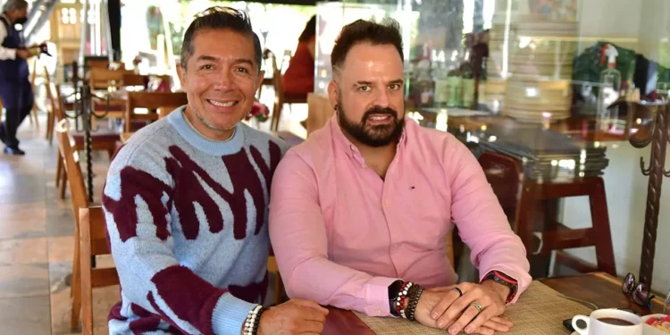 Foto: Rubén Morales // Sergio Alipi escuchó las felicitaciones de su gran amigo, quien le expresó sus mejores deseos.