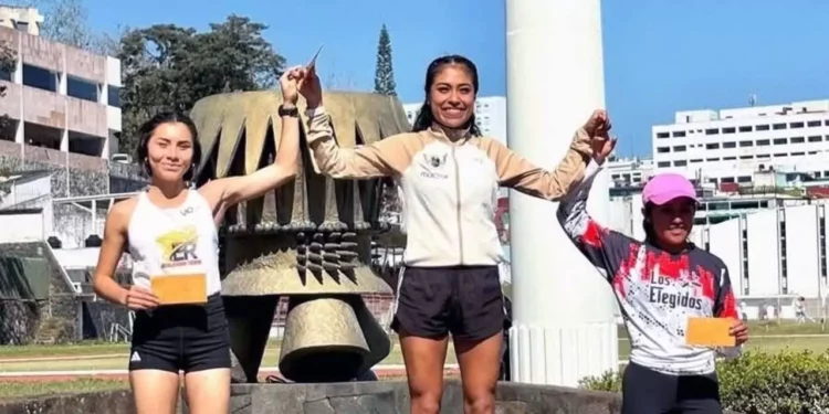 En Xalapa, Veracruz, Ingrid Santiago logró la medalla de bronce en la carrera de 5,000 metros élite.