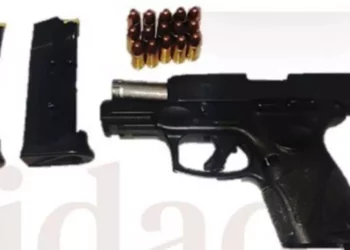 El hombre fue sorprendido con un arma de fuego tipo escuadra con dos cargadores y cartuchos útiles.