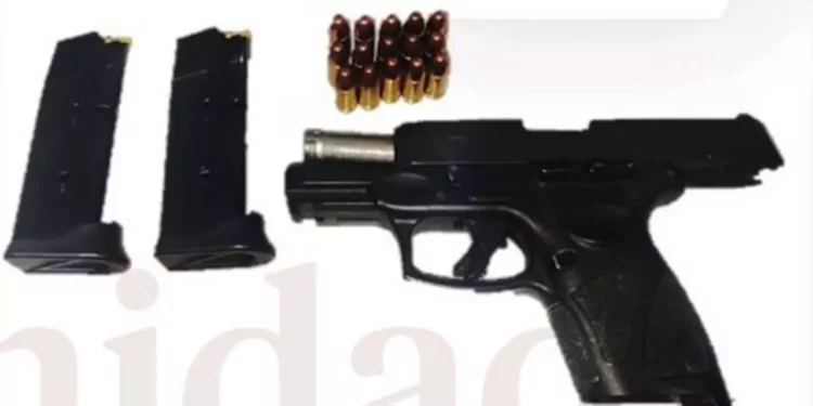 El hombre fue sorprendido con un arma de fuego tipo escuadra con dos cargadores y cartuchos útiles.