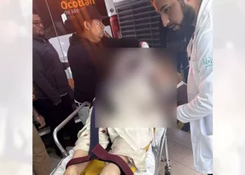 Foto: redes sociales // La mujer que acompañaba al presidente municipal de Huatulco es trasladada para atención médica.