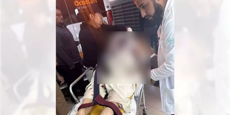 Foto: redes sociales // La mujer que acompañaba al presidente municipal de Huatulco es trasladada para atención médica.