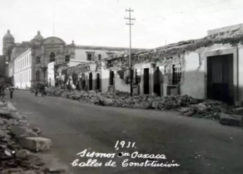 Entre los edificios más afectados estuvo el Palacio de los Poderes, que permaneció en ruinas durante cuatro años