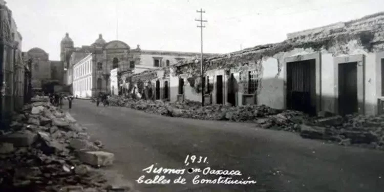 Entre los edificios más afectados estuvo el Palacio de los Poderes, que permaneció en ruinas durante cuatro años
