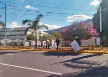 Foto: IEEPCO // El IEEPCO difundió ayer gráficas del retiro de lonas en favor del gobierno estatal. Usuarios de redes sociales cuestionaron ¿para cuándo las multas?