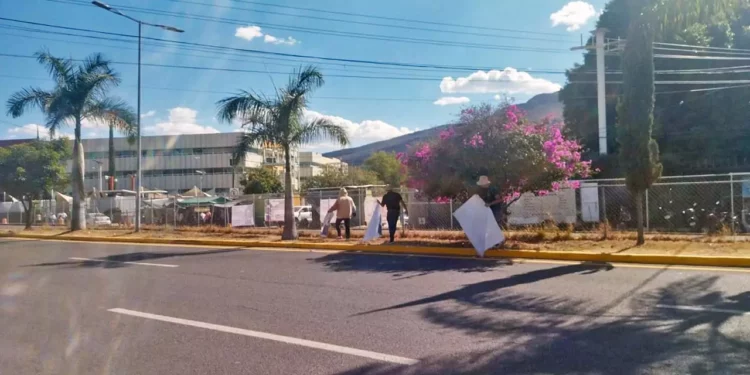 Foto: IEEPCO // El IEEPCO difundió ayer gráficas del retiro de lonas en favor del gobierno estatal. Usuarios de redes sociales cuestionaron ¿para cuándo las multas?