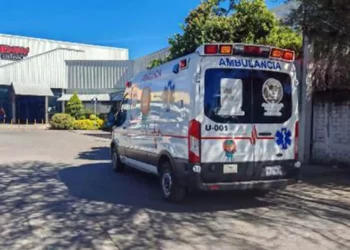 Auxilian a mujer que fue agredida por un sujeto.