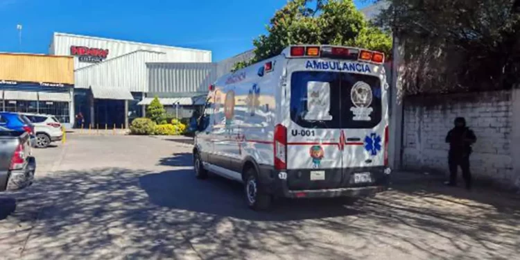 Auxilian a mujer que fue agredida por un sujeto.