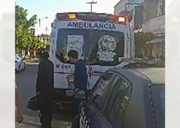 Auxilian a menor lesionada.
