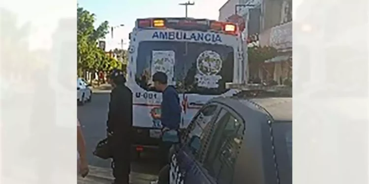 Auxilian a menor lesionada.