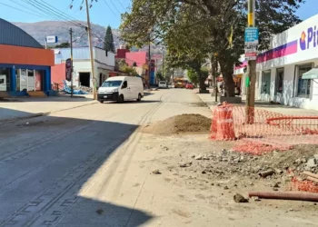 Foto: Jesús Santiago // Basura, tierra, escombro, contaminación e interrupción del tránsito en una obra eterna en San Martín Mexicapan.